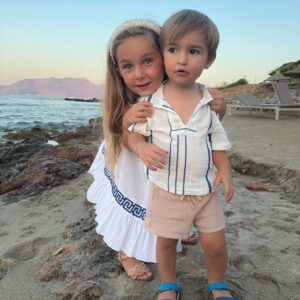 Anaïs Sanson Instagram - Mes 3 amours de ma vie🥹🤍
Petite série de photos en Crète que j’adore💙🫶🏻

#family#familylife#familyfirst#mafamille#loveyou