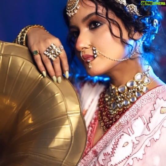 Anannya Biswas - 627 Likes - " Puraani deeware paar nahi ki jaati, gira di jaati hai.”