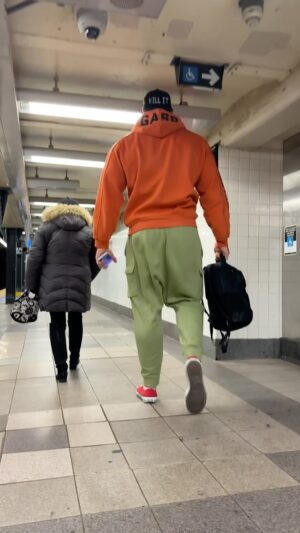 Anatoliy Lakutsyn Instagram - A Giant’s journey on the New York Subway 👀😳

#giant #dc #Universal #therock #Colossus #comics #marvel #store #small #people #sparta #ford #mustang #legday #huge #dior #subway #gucci #partofme #security #newyorkcity