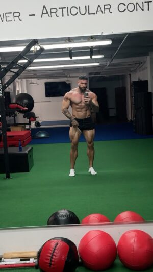 Anatoliy Lakutsyn Instagram - Awaken your warrior spirit! 🦍💪🏽
6’10 330lb

#giant #dc #Universal #therock #Colossus #comics #marvel #store #small #people #sparta #mustang #motivation #legday #huge #dior #subway #gucci  #security #bankai #pickle #jackhanma #recovery #nevergiveup
