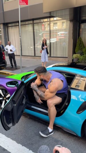 Anatoliy Lakutsyn Instagram - I wanted to go on a trip with the guys @rally2race but I had to take the subway 😳😮‍💨

#porsche #carrera #giant #sportcar #huge #tiny #911 #gts