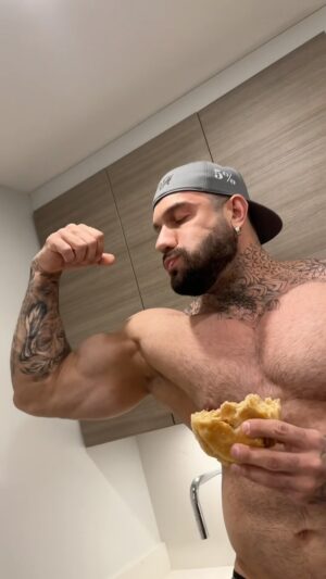 Anatoliy Lakutsyn Instagram - Just a little pre workout snack 😉🍩🦍💪💥 
 
📸 @xxsamanthafit ❤️

#giant #dc #Universal #therock #Colossus #comics #marvel #store #small #people #sparta #ford #mustang #legday #huge #cameras #subway #camera #partofme #security #newyorkcity