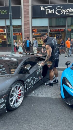 Anatoliy Lakutsyn Instagram - When my Bro @david_niz0 invited you for a ride in his Lambo, but things didn’t go according to plan 👀😳 

#lambo #lamborghini #giant #sportcar #huge #tiny #aventador