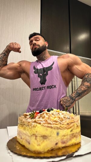 Anatoliy Lakutsyn Instagram - Napoleon 5 lb cake challenge from @miasbakerybk 😳🤯 Do you think I can finish this entire cake by myself?? Find out by subscribing to my YouTube and watching the full video there!💪 My YouTube channel: @lucaslakutsin