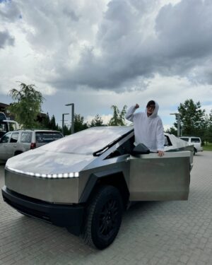 Anatoliy Tsoi Instagram - Сегодня тестил cybertruck!
И всё-таки он марсианин…