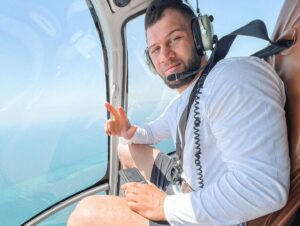Anatoly Tokov Instagram - Семья ❤️ отдых 🚁🏝️🌊

#fedorteam#bellatormma#nord_desant#mmarussia#russia#mmafighter#mmatraining#старыйоскол#тобольск#mmauniform#thelastemperor#BcexBыиграю#😤👊💪😎