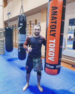 Anatoly Tokov Instagram - Спасибо за бомбовский подарок  @winpro_ 🤜🏻🤛🏻

#fedorteam#bellatormma#nord_desant#mmarussia#russia#mmafighter#mmatraining#старыйоскол#тобольск#mmauniform#thelastemperor#BcexBыиграю#😤👊💪😎