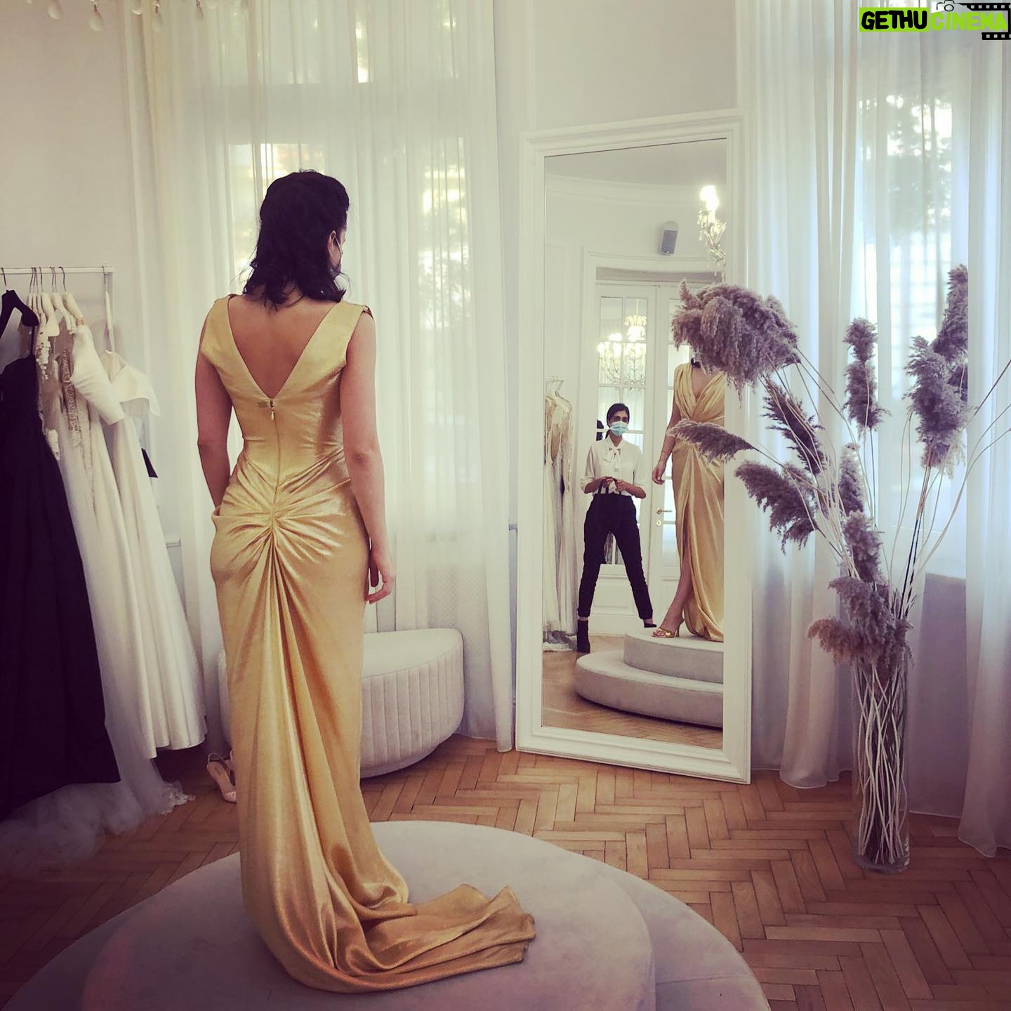 Anca Dumitra - 7.9K Likes - Recunoasteti personajul💃🏻 @rheacosta you had me at hello✨ #themostbeautifuldress