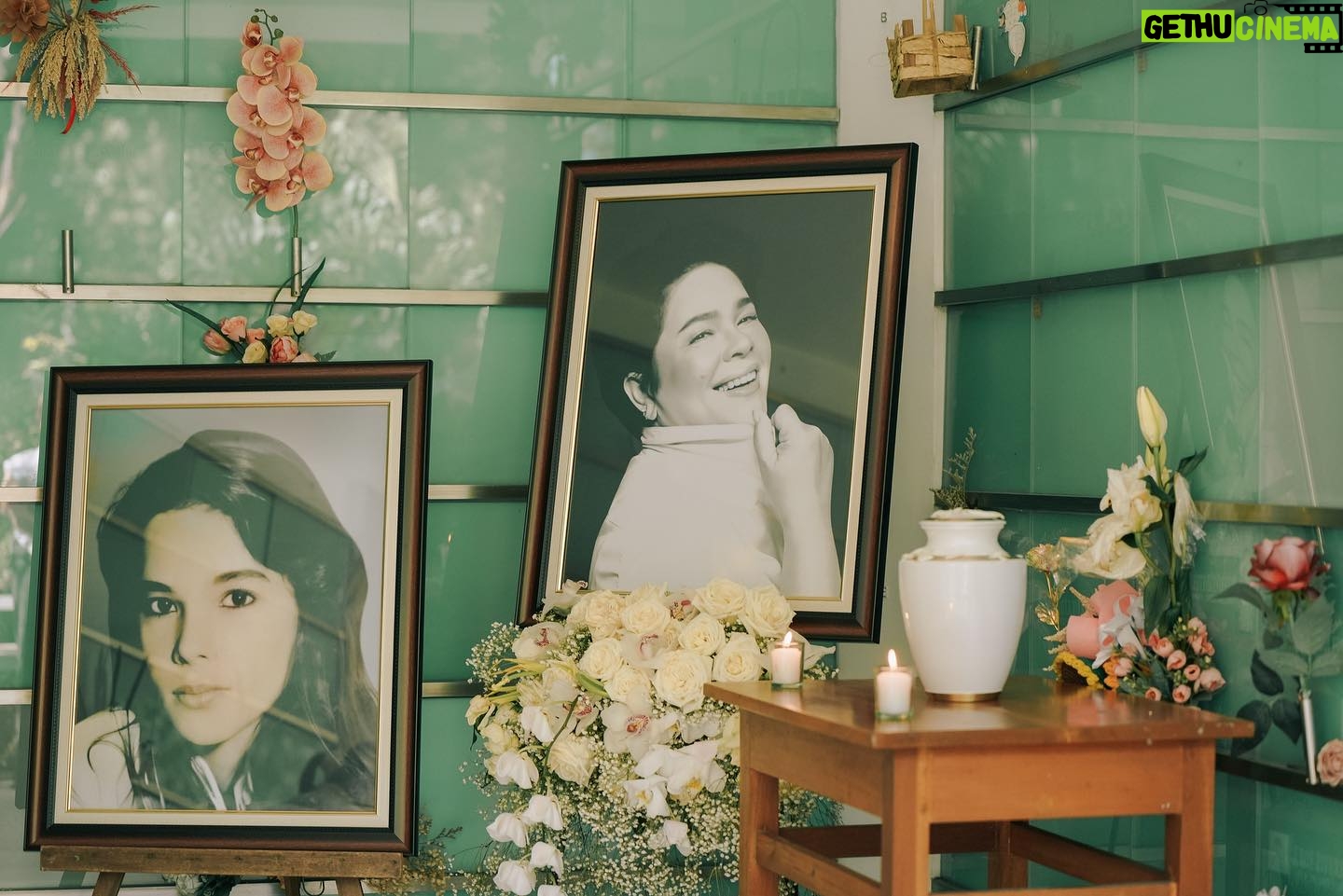 Andi Eigenmann - 402.3K Likes - Higit pa sa sapat ang itinira mong pagmamahal para kami ay hindi mangulila. Habang buhay kong dadalhin ang iyong mga ala-ala. Maraming salamat sa iyong gabay, Nay. Sa kahit saang parte ng aking buhay parati kitang madarama. Parati kitang makikita.
Ika'y nasa araw, sa ulan, at sa hanging aking nilalasap. Umaawit ng kantang puno ng pag- asa at ligaya.
Wala na ang sakit.
Wala na ang takot.
Matatanaw pa rin kita sa mga ulap, at maririnig ang mga bulong ng iyong pagmamahal.
Magkikita din tayong muli.
Sa ngayon diringgin ko muna ang iyong mga awit.
Nasa paraiso ka na, Nanay. Pahinga ka na.🤍