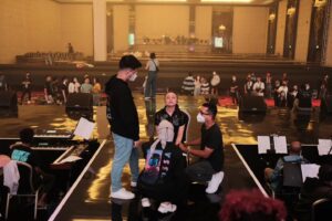 Andi Rianto Instagram - The Show Must Go On. 
28 Juli 2022.... saat melakukan GR konser Rossa 25 Shining Years di Bandung.... 
Kita semua dikejutkan karena sehari sebelumnya road manager Rossa alm mas Rofik mengalami kecelakaan dan berpulang. Di situlah saya melihat Ocha yg rapuh, berduka, kehilangan, akan tetapi berusaha untuk selalu tetap tegar menghadapi dinamika kehidupan. 

Musisi juga manusia biasa. We crumble sometimes. But the show must go on. 

Love you @itsrossa910 ❤️

#throwback #rossa #andirianto #allaccessrossa
