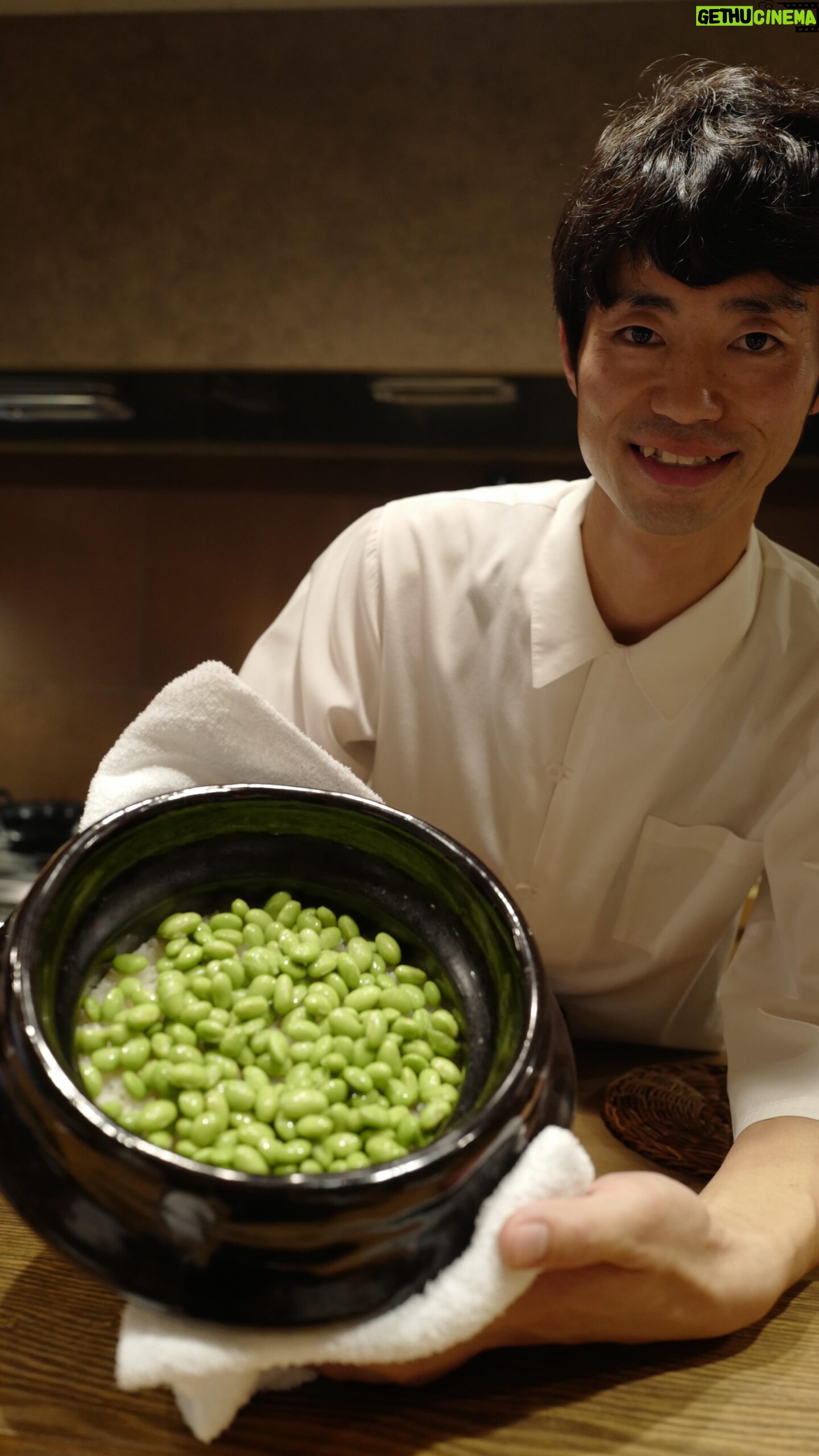 André Chiang - 3.5K Likes - \ 江振誠推薦!青森弘前的日本料理新星——「陽」/
「陽」 @yo_hirosaki 是弘前市內目前最有質感的高級割烹。
青森素來和「高級」難沾上邊,大都會的精緻餐飲,在青森屈指可數。目前返鄉開店的年輕主廚中,有海外歷練與米其林經驗者,除了我先前數度介紹的花田秀樹主廚(青森市「花秀」),就是成田陽平 @youhei.narita 主廚了。
成田陽平的廚藝賽道,卻非直線前進。
出身於弘前的蘋果農家,成田陽平高中畢業後,進入「東京調理師專門學校」攻讀西餐,畢業後在西麻布的法式餐廳「Le Bourguignon」工作四年半,二十五歲時赴法進修,曾在江振誠主廚奠定基礎的米其林二星「Le Jardin des Sens」(江主廚是他的師叔?😆),以及巴黎米其林三星「Alain Ducasse au Plaza Athénée」歷練過。就在Alain Ducasse au Plaza Athénée,他邂逅了改變一生的機會。
日本料理的泰斗、京都「菊乃井」掌門人村田吉弘,應Alain Ducasse之邀前來巴黎客座。成田主廚與他共事數日,不僅為日本料理精細的烹飪技藝深深著迷,更因為村田吉弘的一句話,人生轉彎。
「無論你在法國料理界多麼努力,恐怕也很難超越法國人吧?」
這句話像氣球一樣在成田主廚的內心膨脹充氣,直到有一天,爆破了。回到日本,他敲開了「菊乃井」的大門,那時他已有七年半的法餐資歷,村田先生則要他從一年級生的工作開始做起,他甘心埋頭。也就在京都菊乃井,成田主廚認識了現主理高雄米其林一星「承」的藤本詳一主廚!
菊乃井時期,成田主廚二度參加日本規模最大的年輕料理人競賽「RED U-35」,於2016年、2019年皆獲得準冠軍。在 RED U-35 2020年一篇專訪中,他感嘆,初次參賽時,他試圖融合法國料理與日本料理,卻創造出「不倫不類的東西」;三年後,他以「日本的身分認同」再度叩關,儘管又一次進入決賽,卻沒有贏。「也許我還沒有準備好擔負起日本食文化未來的責任。」他為自己下了嚴厲的註解。
深吸口氣,再次下潛。成田主廚在菊乃井又待了二年,想回家鄉開店的心情也越來越鼓譟。2022年春天,他辭工返回弘前,展開籌備事宜,一度想開一間結合餐廳的客棧(auberge),後來放棄,改頂下一間日本料理店。
「陽」在2022年12月6日敞開大門。
—
作為返鄉青年,成田陽平想為青森與弘前貢獻的,無非是藉由廚藝發揚當地的文化與風土。青森的季節食材,與他橫跨東京、蒙彼利埃、巴黎、京都的烹飪經驗,能孕育出新世代的青森料理嗎?
我與江振誠主廚 @andrechiang_sg 造訪的這天,成田主廚端出了豐饒的夏季饗宴。
起手式就是一整顆海膽。黑刺猙獰,新鮮正盛,成田主廚在剛剛剖開的海膽中,填入青森嶽玉米做的「芝麻豆腐」(以葛粉製成)、嶽玉米粒,以及調和大量山葵的日式高湯凍,上方裝飾東北地區正當令的山菜「ミズ」與紫蘇花。一湯匙挖到底,海膽的奶油甜,與嶽玉米的水果甜共鳴震盪,玉米粒的清脆口感和高湯凍的清涼鮮鹹,撩撥味蕾。
成田主廚使用的紫海膽,來自青森今別,產季為6月至8月,我們造訪的時間正值美味巔峰;嶽玉米也是青森名牌,產自岩木山,甜度傲人。從這第一道菜,就可看出成田主廚挑選季節食材的用心。
茄子也好吃得要命!肥碩飽滿的茄肉,油炸去皮後浸漬高湯,入口爆汁,油香四溢,彷彿在嘗一塊上好的肉排。
生魚片精選深浦的喉黑魚(昆布漬再炭烤表皮),深浦的烏賊,以及八戶的鰹魚(稻草燒),全是在地好魚,搭配三種調味。其中,椪醋調入的「一升漬」,是津輕地方使用青辣椒與醬油、米麴醃漬而成的「辣椒醬」,清香不辣,也是成田主廚在津輕曉之會學到的地方文化。
成田主廚也強調其京都名店履歷。例如椀物,不是澄澈見底的清湯,而呈乳白色澤,湯裡添了白味噌,即為京都風格,柔甜韻味中,吐露出烤青椒的碧綠清新,絲瓜的香軟綿厚,還有甘鯛,極好吃的甘鯛!鹽漬後以昆布和清酒蒸透,嫩肉絲絲緊緻又入口即化,鮮度一流。而在菜單中後段,還出現一道關西風棒壽司,以在地食材陸奧竹莢魚、三浦穴子魚製成,也是京都手筆。
菜單從頭到尾都有成田主廚精挑細選的青森食材,不只當季,而且珍稀。我吃到了野生香魚!而且是青森在地捕獲,來自世界自然遺產「白神山地」的清流——赤石川。這裡素來是香魚寶庫,每年7月1日解禁,我們在漁期嘗到,十足幸運。成田主廚將香魚風乾一天,沾上薄粉油炸後再炭燻,剖開的香魚通體酥脆,宛如仙貝,與西洋菜、小黃瓜和檸檬皮打成的沾醬同食,彷彿溪流般涼爽。
還有一種野生,是我們在台灣望塵莫及的:青森縣最大湖泊「小川原湖」所孕育的天然鰻魚!是日本白鰻,而且只有四個月的捕撈期(6月1日至9月30日),我們再度lucky!成田主廚做成關西風蒲燒鰻,肉細不腥,皮如餅乾脆,和旬之毛豆與嫩薑炊成的土鍋飯一起享用,簡直完美。
甜點有新蓮藕做的蕨餅,和「雙桃餡蜜」—— 水蜜桃果肉、李子寒天、牛奶冰淇淋、白玉湯圓、紅豆餡、青森藍莓,淋上蟠桃果醬,用以取代餡蜜一般會有的黑糖蜜,真是個好主意。
(未完,續見留言。)
@amazing.aomori
#日本 #日本美食 #青森 #eeeeeats #selftaughtgourmet