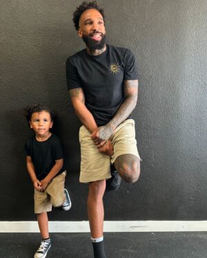 Andre Ewell Instagram - Father and son 😁 #Ewells

Show love and join the family by Purchasing a #Daii ☀️ shirt from @millionsdotco 🙏🏽