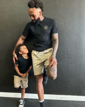 Andre Ewell Instagram - Father and son 😁 #Ewells

Show love and join the family by Purchasing a #Daii ☀️ shirt from @millionsdotco 🙏🏽