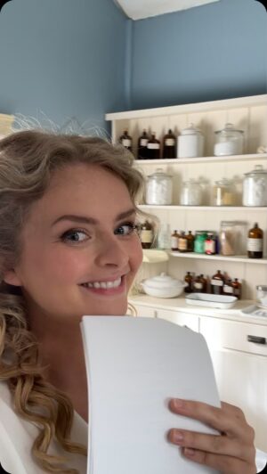 Andrea Brooks Instagram - Back in my fave little shooting location. (Bonus points if you can guess who I had a doctor’s office scene with today… I’ll just have to wait until the episode airs to tell you if you’re correct)👩🏼‍⚕️🏥 🎥 #hearties