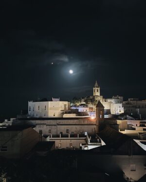 Andrea Duro Instagram - He vuelto más fuerte de Vejer porque todo son cuestas, o eso dice G. 

He comido y bebido riquísimo. 

He disfrutado de mis amigas y he vuelto a comprobar que el que tiene un amigo tiene un tesoro ❤️

Solamente estuve un día y medio para visitar a mi amiga, pero me he enamorado del pueblo y de su gente. 
Gracias infinitas ✨

Y ya por último… que me perdonen los entendidos de moda JAJA.