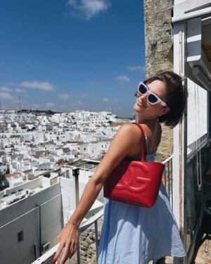 Andrea Duro Instagram - He vuelto más fuerte de Vejer porque todo son cuestas, o eso dice G. 

He comido y bebido riquísimo. 

He disfrutado de mis amigas y he vuelto a comprobar que el que tiene un amigo tiene un tesoro ❤️

Solamente estuve un día y medio para visitar a mi amiga, pero me he enamorado del pueblo y de su gente. 
Gracias infinitas ✨

Y ya por último… que me perdonen los entendidos de moda JAJA.