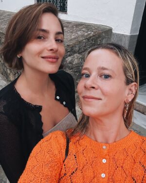 Andrea Duro Instagram - He vuelto más fuerte de Vejer porque todo son cuestas, o eso dice G. 

He comido y bebido riquísimo. 

He disfrutado de mis amigas y he vuelto a comprobar que el que tiene un amigo tiene un tesoro ❤️

Solamente estuve un día y medio para visitar a mi amiga, pero me he enamorado del pueblo y de su gente. 
Gracias infinitas ✨

Y ya por último… que me perdonen los entendidos de moda JAJA.