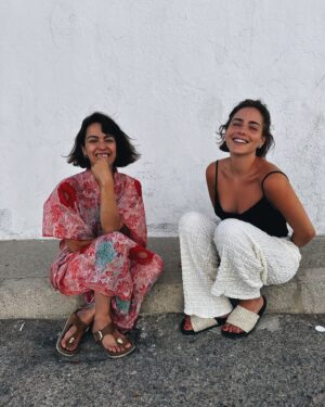 Andrea Duro Instagram - He vuelto más fuerte de Vejer porque todo son cuestas, o eso dice G. 

He comido y bebido riquísimo. 

He disfrutado de mis amigas y he vuelto a comprobar que el que tiene un amigo tiene un tesoro ❤️

Solamente estuve un día y medio para visitar a mi amiga, pero me he enamorado del pueblo y de su gente. 
Gracias infinitas ✨

Y ya por último… que me perdonen los entendidos de moda JAJA.