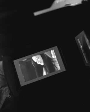 Andrea Luna Instagram - Bien bonito la paso. 🎬📺 @afhstv 
Miren la cuarta foto y me dicen que canción es😛