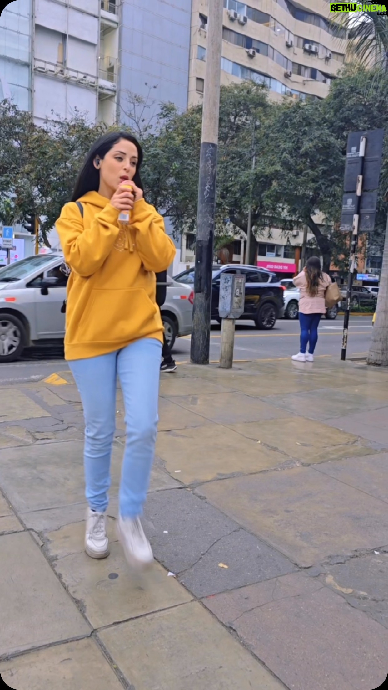 Andrea Luna - 14.6K Likes - Hoy elijo hacer cosas que me llenen de alegría y buena vibra y @frugospe es mi aliado para sumarle sorbos de positivismo a mi día ☀️
#publicidad #delvallefrugos