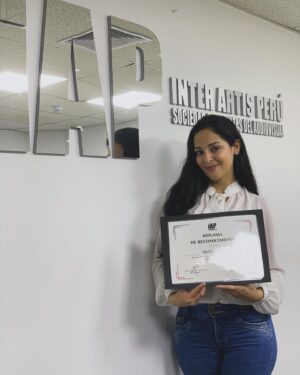 Andrea Luna Instagram - Tantos años luchándola. 💪🏻💪🏻🎬 Gracias por este reconocimiento @interartisperu y gracias por la labor que hacen al recaudar nuestras regalías y a las empresas que hacen posible que podamos seguir adelante comunicando, entreteniendo y difundiendo nuestra cultura. 🙏🎬 💪🏻 ✈️ A conquistar el infinito. 🌎