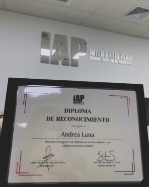 Andrea Luna Instagram - Tantos años luchándola. 💪🏻💪🏻🎬 Gracias por este reconocimiento @interartisperu y gracias por la labor que hacen al recaudar nuestras regalías y a las empresas que hacen posible que podamos seguir adelante comunicando, entreteniendo y difundiendo nuestra cultura. 🙏🎬 💪🏻 ✈️ A conquistar el infinito. 🌎