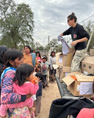 Andrea Rincón Instagram - Una vez más acá en el Chaco Salteño con Fundacion Sipas @fundacion_sipas haciendo lo q mas nos gusta: Dar amor!!!! Esta oportunidad fue muy especial ya que recibimos un reconocimiento de parte del @senadosalta por estos 22 años de servicio ininterrumpido con comunidades originarias y criollas del impenetrable Salteño. El más grande orgullo y respeto que sentí por una persona fue aquel del 2019 q te conocí @marcelaheredia159 ❤️🙏🏾 El mundo necesita más gente como vos!!! Gracias por marcar mi camino 🦋 
 
Foto 1_Mira de quien te burlaste vosssss!!!!
2_Recibiendo uno de los reconocimientos a los Voluntarios
3_ Partiendo con el equipo médico y voluntarios💪🏾💪🏾
4_Recargando pilas 
5_Nos podemos sacar una foto con vos?? 
6_ Repartiendo las donaciones que ustedes nos hacen llegar!!! Graciasssss por tantooo!!! 
7_  Estilo 🦆 Bullrrich 🙃
8_ Todo esto es posible Gracias a ustedes!! 
9_ Nos llevamos más de lo que trajimos!!! 
10_ La pobreza espiritual es la que no deja ver la riqueza de aquellos que ellos mismos invisibilizan… pobres de aquellos q se creen ricos y andan ciegos y sin alma. Creyendo que lo tienen todo y en verdad, no tienen nada…
