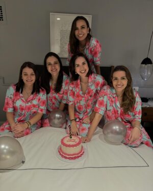 Andrea Torre Instagram - ✨ PYJAMA PARTY ✨

💋 @lorenacunda @dl_marcela @lau_torresgaribay @arimendoza0505 

🎽 @dressthepartysleepwear 
____
#ATH🍄 #andreatorre #pyjamaparty #amigas #nochedechicas #girls #friends #nigth🌙