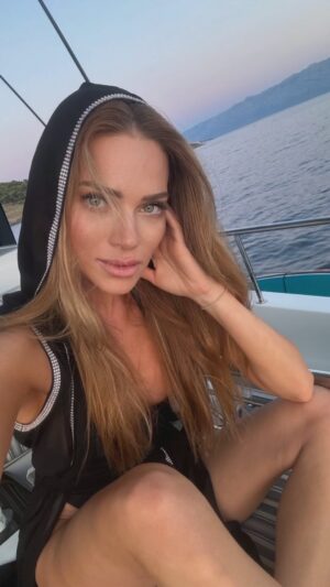 Andrea Verešová Instagram - loves freedom 💫🥰 #alfa #omega #love #feel #breath #pray #sunrise #sunset #doitagain 

 #purehappiness  #sailing #blackswan  #sunsetontheboat #beachwear #beachswan @

Aká je vaša predstava o pohode , slobode, volnosti ?