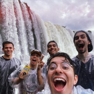 Andrei Soares Alves Instagram - Você já fez um passeio bem aleatório? Qual?Um passeio mais aleatório impossível! Saímos de Curitiba até o Paraguai e após isso fomos até as cataratas, detalhe que sai de São Paulo sem saber desse passeio!