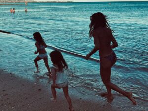 Andreia Rodrigues Instagram - Sobre os dias a Sul! Doces! Salgados! Com sabor a bola de Berlim e gargalhadas, embalados pelo mar e abraçados pelos raios de sol! Memórias felizes! ☀️💗
