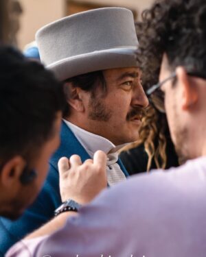 Andrés Almeida Instagram - Un detrás de cámaras de #zorro 📸📸 de mi adorado @alosian Ya la están viendo? @primevideomx @primevideolat @primevideoes @primevideobr #zorroserie #primevideo #actor #actorslife #set