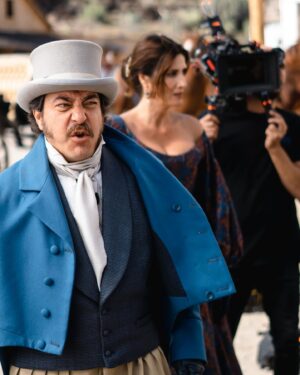 Andrés Almeida Instagram - Un detrás de cámaras de #zorro 📸📸 de mi adorado @alosian Ya la están viendo? @primevideomx @primevideolat @primevideoes @primevideobr #zorroserie #primevideo #actor #actorslife #set