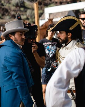 Andrés Almeida Instagram - Un detrás de cámaras de #zorro 📸📸 de mi adorado @alosian Ya la están viendo? @primevideomx @primevideolat @primevideoes @primevideobr #zorroserie #primevideo #actor #actorslife #set