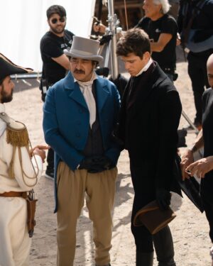 Andrés Almeida Instagram - Un detrás de cámaras de #zorro 📸📸 de mi adorado @alosian Ya la están viendo? @primevideomx @primevideolat @primevideoes @primevideobr #zorroserie #primevideo #actor #actorslife #set