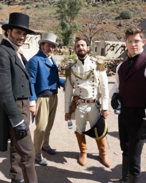 Andrés Almeida Instagram - Un detrás de cámaras de #zorro 📸📸 de mi adorado @alosian Ya la están viendo? @primevideomx @primevideolat @primevideoes @primevideobr #zorroserie #primevideo #actor #actorslife #set