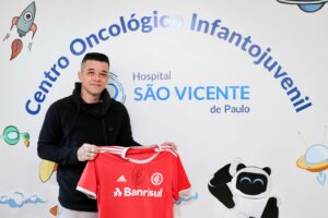 Andrés D'Alessandro Instagram - Hoje a tarde foi especial ❤️

O embaixador da América Latina do ICI, D’Alessandro, visitou nesta sexta-feira, 09, o Hospital São Vicente de Paulo em Passo Fundo, que é referência no tratamento do câncer infantojuvenil no estado e integra a Rede Assistencial de Oncologia Pediátrica do Rio Grande do Sul.

Durante a visita, D’Ale fez mais do que conquistar novos fãs e mostrou o que realmente importa: estar ao lado daqueles que mais precisam. Parabenizamos o Hospital São Vicente de Paulo e seus profissionais pelo trabalho incrível que realizam diariamente. 

Seguimos juntos! 💪