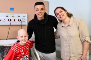 Andrés D'Alessandro Instagram - Hoje a tarde foi especial ❤️

O embaixador da América Latina do ICI, D’Alessandro, visitou nesta sexta-feira, 09, o Hospital São Vicente de Paulo em Passo Fundo, que é referência no tratamento do câncer infantojuvenil no estado e integra a Rede Assistencial de Oncologia Pediátrica do Rio Grande do Sul.

Durante a visita, D’Ale fez mais do que conquistar novos fãs e mostrou o que realmente importa: estar ao lado daqueles que mais precisam. Parabenizamos o Hospital São Vicente de Paulo e seus profissionais pelo trabalho incrível que realizam diariamente. 

Seguimos juntos! 💪