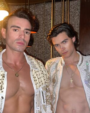 Andrés Mejía Vallejo Instagram - Happy birthday Matador Andrew @matadorandrew You’re an amazing friend. Everyone please help me wish Matador a happy bday. Grateful to call you hermano. 

For more stages together🎶 🎤 Feliz cumpleaños! 🎈🎈
