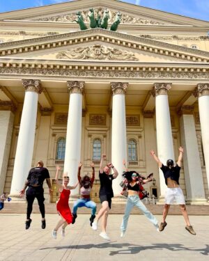 Andrés Mejía Vallejo Instagram - This place is a dream 🏰  #Moscow какое удивительное приключение 🇷🇺 So grateful with @primeproductions_la @artem_nuzhin @viva_la_ola @asianuzhina @crystalmgmt 🏆🏅 To never forget.