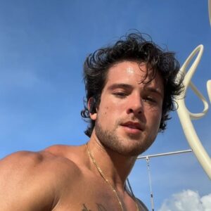Andrés Mercado Instagram - Porque entrenar debería llamarse Multientrenar ? Porque no es solamente ejercitar el cuerpo.
Es poner tu cabeza en sacar la mejor versión de ti.
Es ver tu cuerpo como la máquina que te transporta y la revisas diario para que llegue perfecta al destino que debe de llegar.
Es porque al revisar la máquina y cuidarla AGRADECES por tenerla. 
Cuantas veces agradeces por tu cuerpo ? 
El dejar de MULTIentrenar no solamente oxida la máquina, también te desconecta de sacar tu mejor versión, haciendo tu camino empedrado y alejándolo de su diseño original. 
Solo está en nosotros amarnos  y no adormecernos en un lugar donde no hay espacio para mejorar ni agradecer.
