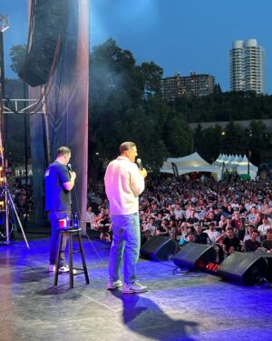 Andrew Schulz Instagram - That’s a lot of people… Edmonton you’re the best, even the people that wanted bike lanes 😂 💪❤️

@shanemgillis you beast, leave the Targaryen alone ✊🏿

CAT COW.