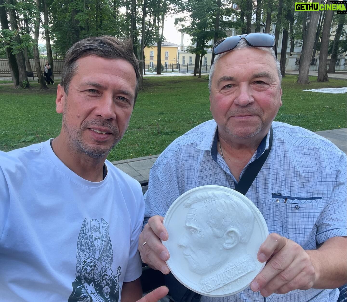 Andrey Merzlikin - 4K Likes - К юбилею Шукшина сделали сувернирный барельеф!
Владимир Васюта, автор, целый год работал и успел к 95-летию.
Хорошо получилось.
С днём рождения, Василий Макарович!
.
#шукшин