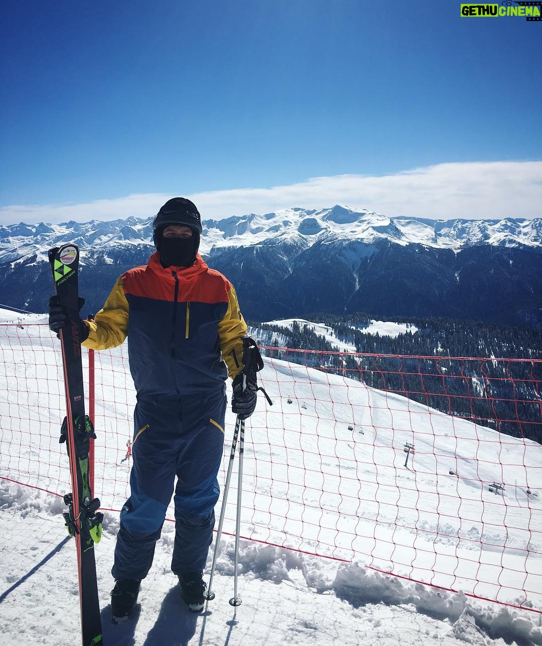 Andrey Minin - 1.6K Likes - Нам оооочень повезло сегодня с погодой, лучшего я в горах не видел, с верхней отметки было видно море. На фото высота 2700м, я за 10 минут до первого падения ⛷ но ехать то надо 😂 @andrey_424 любезно помогал с выбором спусков, поэтому навык скоростного спуска, сам собой, вопреки моим крикам и ворчанию, вышел на новый уровень. Очень рекомендую присоединиться к нам завтра #comedyfestival #comedyclub