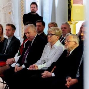 Andrius Tapinas Instagram - Šiandien žymiausio mūsų karvedžio Jono Karolio Chodkevičiaus labdaros ir paramos fondas įteikė Aukso medalius „Už valstybės stiprinimo veiklą“ - krašto apsaugos ministrui Arvydas Anušauskas ir man už veikimą išvien ginant valstybę ir laisvę. 

Dėkodamas už tokį iškilų apdovanojimą sakiau, kad visų pirma jis skirtas tiems šimtams tūkstančių žmonių, kurie susitelkia išgirdę veikti kviečiantį trimito balsą ir kurie eina kartu. Iki bendros pergalės kelias tolimas, bet mes jį nueisim, nes kaip sakė premjerė Šimonytė, aš vis kur nors mus visus įveliu. 

Ačiū už tai, kad pasitikit! 

📸Laima Penek