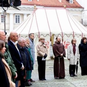 Andrius Tapinas Instagram - Šiandien žymiausio mūsų karvedžio Jono Karolio Chodkevičiaus labdaros ir paramos fondas įteikė Aukso medalius „Už valstybės stiprinimo veiklą“ - krašto apsaugos ministrui Arvydas Anušauskas ir man už veikimą išvien ginant valstybę ir laisvę. 

Dėkodamas už tokį iškilų apdovanojimą sakiau, kad visų pirma jis skirtas tiems šimtams tūkstančių žmonių, kurie susitelkia išgirdę veikti kviečiantį trimito balsą ir kurie eina kartu. Iki bendros pergalės kelias tolimas, bet mes jį nueisim, nes kaip sakė premjerė Šimonytė, aš vis kur nors mus visus įveliu. 

Ačiū už tai, kad pasitikit! 

📸Laima Penek