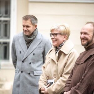 Andrius Tapinas Instagram - Šiandien žymiausio mūsų karvedžio Jono Karolio Chodkevičiaus labdaros ir paramos fondas įteikė Aukso medalius „Už valstybės stiprinimo veiklą“ - krašto apsaugos ministrui Arvydas Anušauskas ir man už veikimą išvien ginant valstybę ir laisvę. 

Dėkodamas už tokį iškilų apdovanojimą sakiau, kad visų pirma jis skirtas tiems šimtams tūkstančių žmonių, kurie susitelkia išgirdę veikti kviečiantį trimito balsą ir kurie eina kartu. Iki bendros pergalės kelias tolimas, bet mes jį nueisim, nes kaip sakė premjerė Šimonytė, aš vis kur nors mus visus įveliu. 

Ačiū už tai, kad pasitikit! 

📸Laima Penek