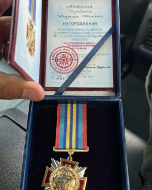 Andrius Tapinas Instagram - Vyriausiosios žvalgybos valdybos prie Ukrainos gynybos ministerijos II laipsnio medalis “Už pagalbą karinei žvalgybai”. 

Užrašyta mano pavardė, bet čia visų mūsų medalis - kiekvieno, kuris aukojo, dalijosi, palaikė, organizavo ir stengėsi, kad Ukrainos žvalgyba turėtų daugiau akylų elektroninių akių. Ir toliau tai darysim ir nepavargsim! 

Slava Ukraini!