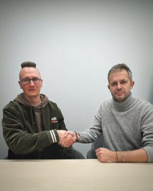 Andrius Tapinas Instagram - Taiklesnės antraštės šitai foto serijai, nei parašė @tomas_dirgela, net ir nebesugalvosi: 
<— Rimti vyrai be reikalo nesišypso. —> Bet reikalas yra. 

#JauGreitai #LaisvesKnygos #tomasdirgela