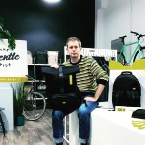 Andrius Tapinas Instagram - Ieškantiems balanso tarp kalėdinių dovanų ir paramos Ukrainai siūlau tokį variantą prie turbūt visiems suprantamos paramos mūsų fondams, kurie dabar rūpinasi generatoriais ir šildymu. Pažymėsiu, kaip reklamą, nors pinigų už tai negaunu. 

Gud bags - tai yra ukrainietiškos kuprinės, su kurių gamintojais nuo karo pradžios bendradarbiauja @thegentleride . Už Lietuvoje parduotas ir Kyjivą pasiekusias lėšas ukrainiečiai gali tęsti veiklą (už paskutinį pavedimą nusipirko generatorių), o taip pat remti savo tėvynės gynėjus siūdami jiems taktines liemenes. Beje, iš tų pačių medžiagų, kaip ir šitos kuprinės. 

Į Lietuvą atvažiuoja paskutinė šiemet tokių Gud kuprinių siunta, yra šeši skirtingi modeliai, todėl tikrai kviečiu pagalvoti apie tokią kalėdinę dovaną sau ar artimiems žmonėms. Kuprinės nepigios, bet labai kokybiškos. 

Kaip jas įsigyti internetu - nuoroda komentaruose, o jei norite pačiupinėti ir įsitikint kokybe bei išbandyti skirtingus modelius, užsukite į Gentle Ride parduotuvę Vilniuje, Vingrių 5B

#gentleride #gudbags #reklama